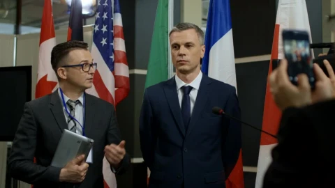 Video Stock Politician Giving An Interview To Reporters Live Wallpaper Free - Free Live Wallpaper