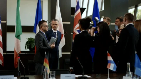 Video Stock Politician Speaking Surrounded By Reporters Live Wallpaper Free - Free Live Wallpaper
