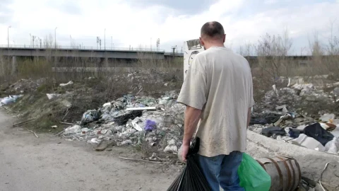 Video Stock Poor Man Carrying Trash Bags Live Wallpaper Free - Free Live Wallpaper