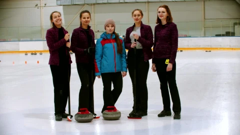 Video Stock Portrait Of A Curling Team On An Ice Rink Live Wallpaper Free - Free Live Wallpaper