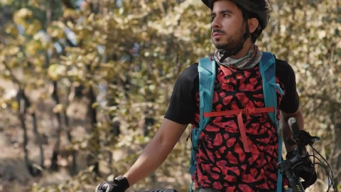 Video Stock Portrait Of A Cyclist Man In Nature Live Wallpaper Free - Free Live Wallpaper