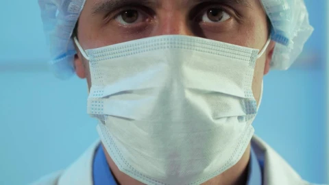 Video Stock Portrait Of A Doctor With A Mask Live Wallpaper Free - Free Live Wallpaper
