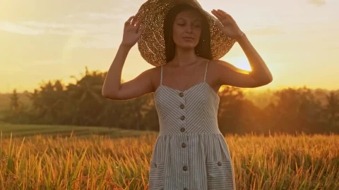 Video Stock Portrait Of A Farmer Woman At An Agriculture Field Live Wallpaper Free - Free Live Wallpaper