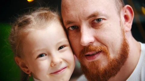 Video Stock Portrait Of A Father With Her Lovely Daughter Live Wallpaper Free - Free Live Wallpaper