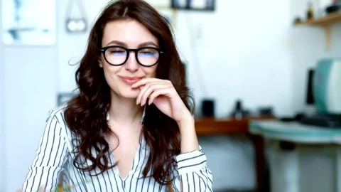 Video Stock Portrait Of A Female Entrepreneur Working At An Office Live Wallpaper Free - Free Live Wallpaper