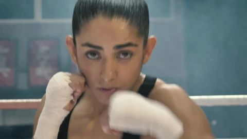 Video Stock Portrait Of A Female Boxer Training On The Ring Live Wallpaper Free - Free Live Wallpaper