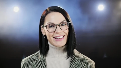 Video Stock Portrait Of A Female Speaker Talking On A Stage Live Wallpaper Free - Free Live Wallpaper