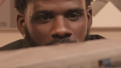Video Stock Portrait Of A Focused Man Reading The News Of The Live Wallpaper Free - Free Live Wallpaper