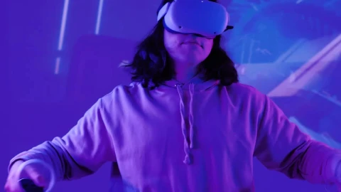 Video Stock Portrait Of A Gamer Playing With Vr Glasses Live Wallpaper Free - Free Live Wallpaper