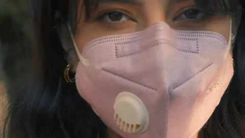 Video Stock Portrait Of A Girl With A Face Mask Live Wallpaper Free - Free Live Wallpaper