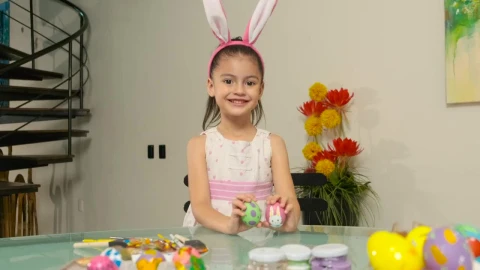 Video Stock Portrait Of A Girl With Easter Eggs Live Wallpaper Free - Free Live Wallpaper