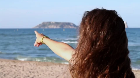 Video Stock Portrait Of A Happy Woman On A Sunny Beach Live Wallpaper Free - Free Live Wallpaper
