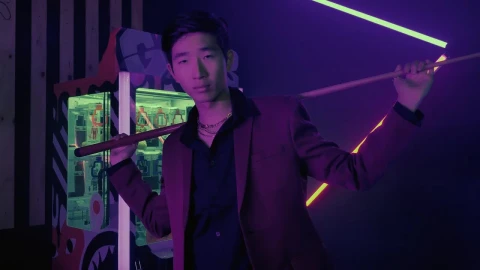 Video Stock Portrait Of A Man In Suit And Jewelry Playing Billiards Live Wallpaper Free - Free Live Wallpaper