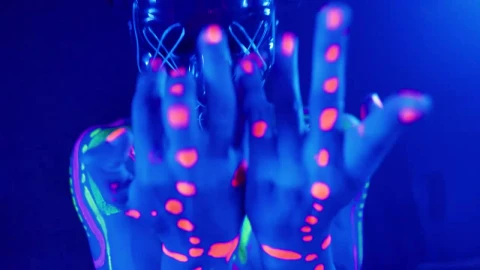 Video Stock Portrait Of A Man With Mask Dancing Live Wallpaper Free - Free Live Wallpaper