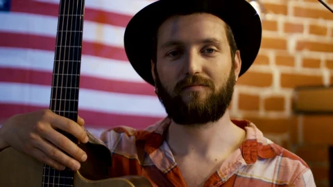 Video Stock Portrait Of A Musician With His Guitar Live Wallpaper Free - Free Live Wallpaper