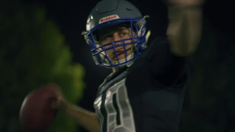 Video Stock Portrait Of A Quarterback Throwing The Ball Live Wallpaper Free - Free Live Wallpaper