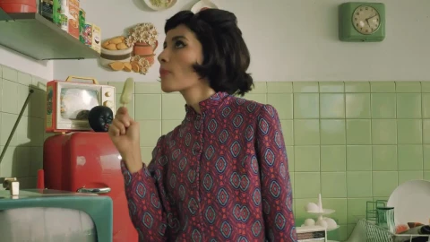 Video Stock Portrait Of A Retro Woman Eating A Popsicle Live Wallpaper Free - Free Live Wallpaper
