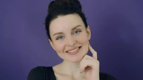 Video Stock Portrait Of A Smiling Woman With Purple Background Live Wallpaper Free - Free Live Wallpaper