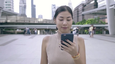 Video Stock Portrait Of A Woman Walking Who Uses Cell Phone Live Wallpaper Free - Free Live Wallpaper