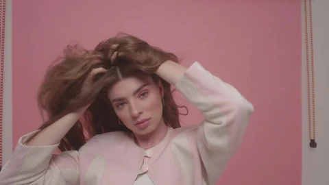Video Stock Portrait Of A Young Model With Wind In Her Hair Live Wallpaper Free - Free Live Wallpaper