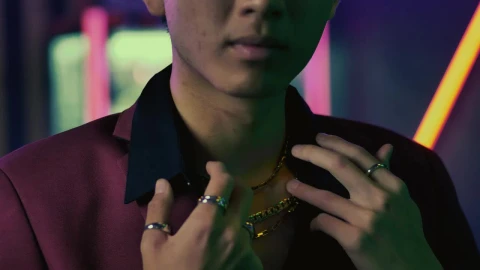 Video Stock Portrait Of A Young Mobster With Gold Chains Live Wallpaper Free - Free Live Wallpaper