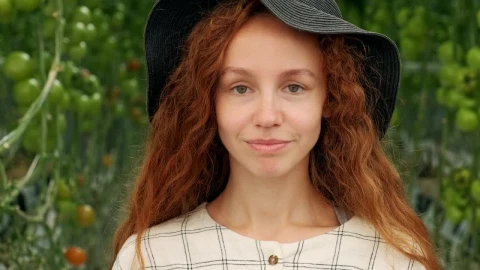 Video Stock Portrait Of An Agronomist At A Greenhouse Live Wallpaper Free - Free Live Wallpaper