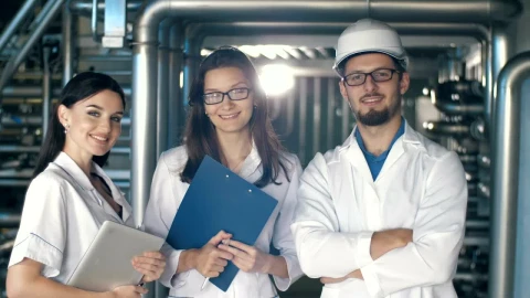 Video Stock Portrait Of Engineers In Factory Live Wallpaper Free - Free Live Wallpaper