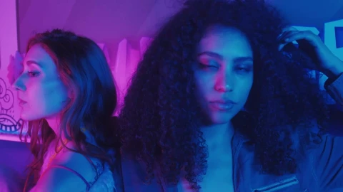 Video Stock Portrait Of Two Fashion Girls In A Nightclub Live Wallpaper Free - Free Live Wallpaper