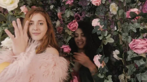Video Stock Portrait Of Two Funny Girls Among Many Flowers Live Wallpaper Free - Free Live Wallpaper