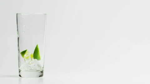 Video Stock Pouring A Glass Of Tonic Water Live Wallpaper Free - Free Live Wallpaper