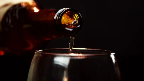 Video Stock Pouring Beer From A Glass Bottle Live Wallpaper Free - Free Live Wallpaper
