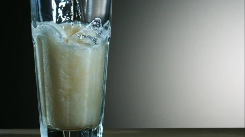 Video Stock Pouring Beer Into A Glass In Slow Motion Live Wallpaper Free - Free Live Wallpaper