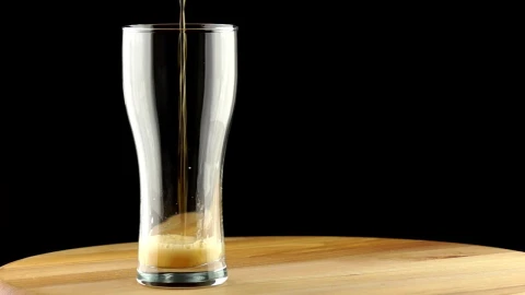 Video Stock Pouring Beer On A Glass And Foam Spilling Live Wallpaper Free - Free Live Wallpaper