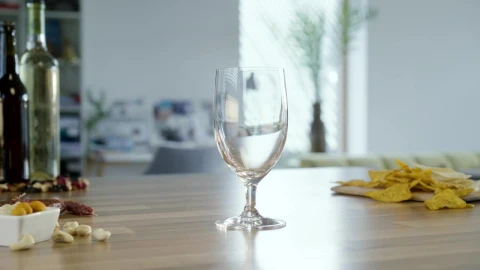Video Stock Pouring Beer On A Glass At Home Live Wallpaper Free - Free Live Wallpaper