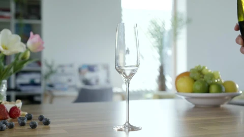 Video Stock Pouring Champagne Into A Flute Glass Live Wallpaper Free - Free Live Wallpaper