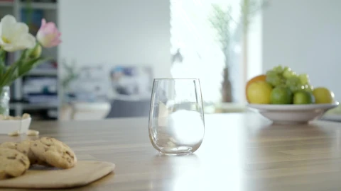 Video Stock Pouring Chocolate Milk Into A Glass On The Table Live Wallpaper Free - Free Live Wallpaper