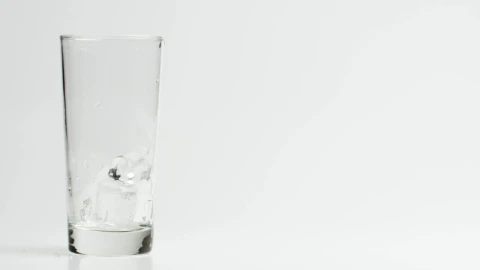 Video Stock Pouring Chocolate Milk On A Cristal Glass Live Wallpaper Free - Free Live Wallpaper