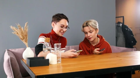 Video Stock Pouring Coffee To A Girls In A Coffee Shop Live Wallpaper Free - Free Live Wallpaper
