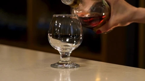 Video Stock Pouring Cognac Into A Glass Live Wallpaper Free - Free Live Wallpaper