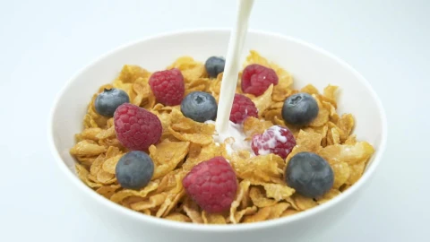 Video Stock Pouring Fresh Milk Over A Bowl Of Cereal Live Wallpaper Free - Free Live Wallpaper