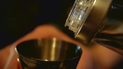 Video Stock Pouring Liquor Into The Jigger Live Wallpaper Free - Free Live Wallpaper