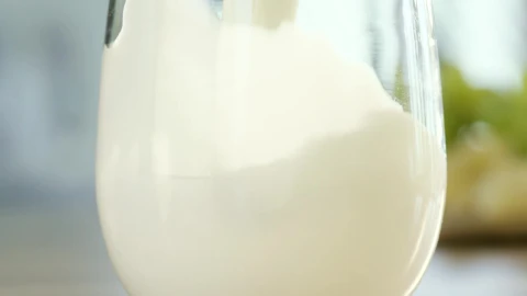 Video Stock Pouring Milk Into Glass Live Wallpaper Free - Free Live Wallpaper