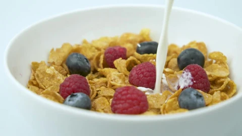 Video Stock Pouring Milk To A Bowl With Cereal And Blackberries Live Wallpaper Free - Free Live Wallpaper