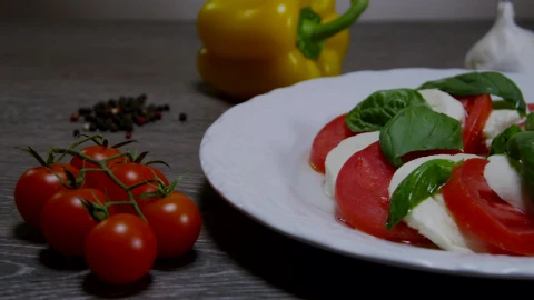 Video Stock Pouring Oil Over A Tomato Salad Live Wallpaper Free - Free Live Wallpaper
