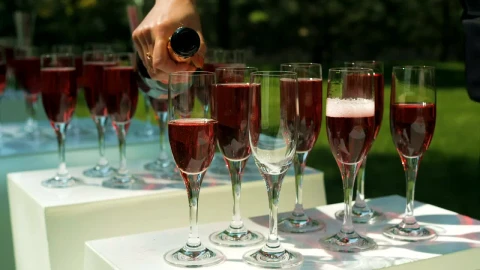 Video Stock Pouring Sparkling Wine Into Glasses Live Wallpaper Free - Free Live Wallpaper