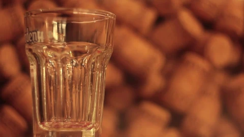 Video Stock Pouring Whiskey Into A Glass Live Wallpaper Free - Free Live Wallpaper