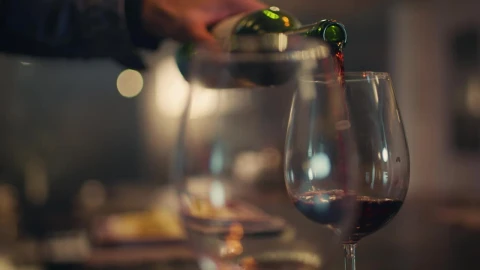 Video Stock Pouring Wine In A Couple Of Glasses On A Date Live Wallpaper Free - Free Live Wallpaper
