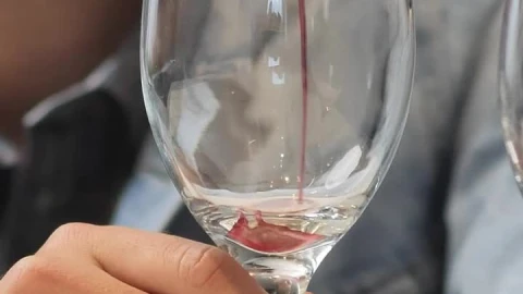 Video Stock Pouring Wine Into A Mans Glass Live Wallpaper Free - Free Live Wallpaper