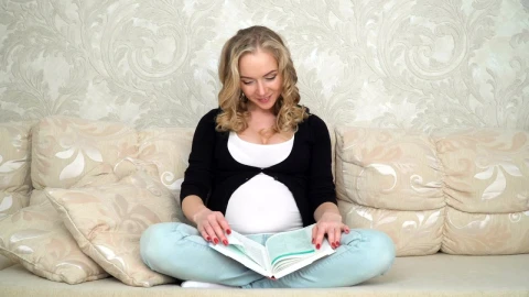 Video Stock Pregnant Woman Browsing A Book Live Wallpaper Free - Free Live Wallpaper