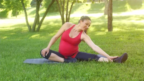Video Stock Pregnant Woman Does Stretching On The Grass Live Wallpaper Free - Free Live Wallpaper
